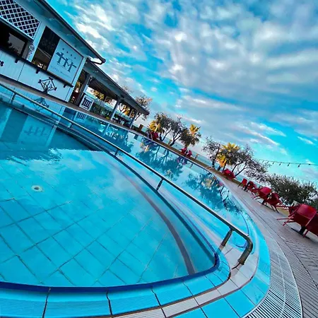 Majestic מלון 4*